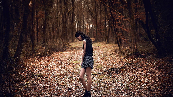 Frauen schwarz ärmelloses Top und graue kurze Hosen, Frauen, Brünette, Frauen im Freien, Herbst, Wald, Blätter, HD-Hintergrundbild