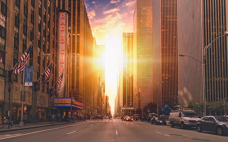 szary i brązowy betonowy budynek, zdjęcie pojazdów w pobliżu wieżowców w ciągu dnia, pejzaż miejski, miasto, architektura, Nowy Jork, USA, Manhattan, budynek, wieżowiec, chmury, bliźniaki, ulica, samochód, flaga amerykańska, słońce, światło słoneczne, radio, droga, Tapety HD