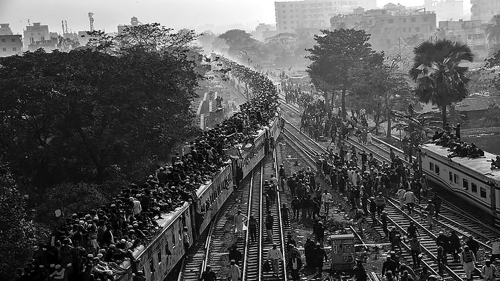 White Steam Train, Fotografie, Landschaft, Monochrom, Stadt, Zug, Menschen, Muslim, Pilger, Gebäude, Bäume, Bangladesch, HD-Hintergrundbild