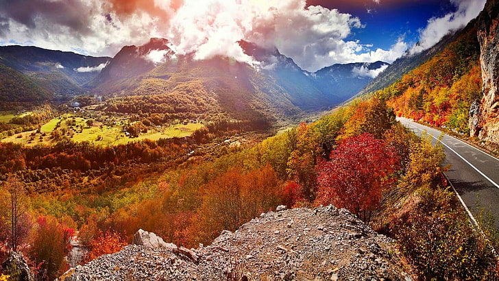 зелена и червена планина, природа, пейзаж, долина, път, планини, слънчева светлина, облаци, гора, есен, дървета, колоритен, Черна гора, HD тапет