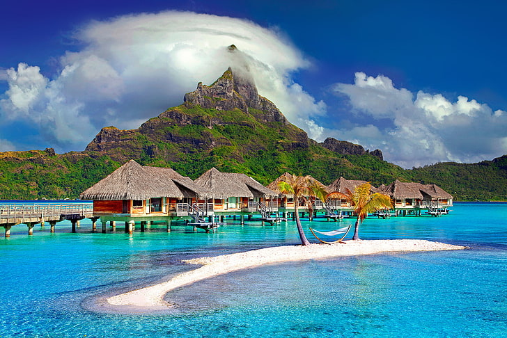 casa con temas de bambú marrón, mar, montañas, playa, nubes, cielo, azul, fotografía, Bora Bora, Fondo de pantalla HD
