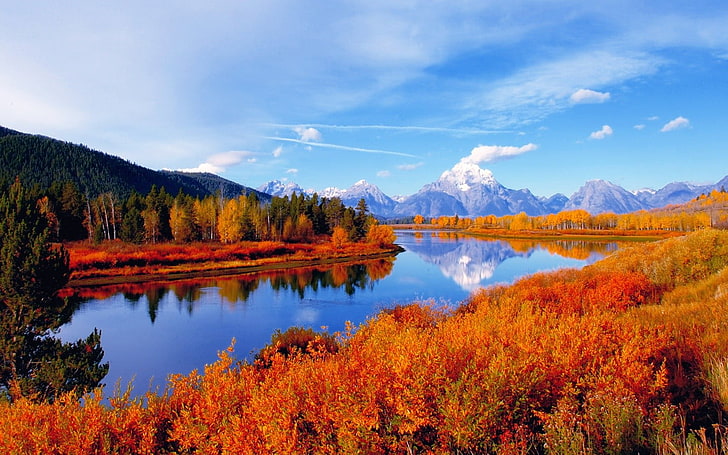 árvores e rio verdes, natureza, montanhas, rio, outono, folhas vermelhas, reflexão, floresta, montanha de neve, paisagem, HD papel de parede