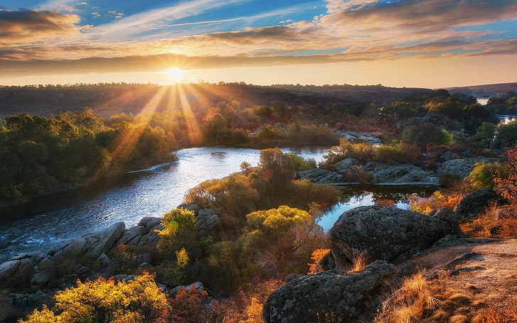 緑の山、日没、自然、風景、太陽光線、秋、川、丘、木、低木、雲、ウクライナ、水で水域の近くのオセアの航空写真、 HDデスクトップの壁紙