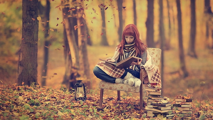 женская серая рубашка с длинными рукавами и синие штаны, женщина сидит на белых мягких стульях, читает книгу, рыжая, читает, книги, интроверт, женщины на улице, деревья, природа, носки, фонарь, длинные волосы, женщины, модель, стул, осень, листьясидя, HD обои