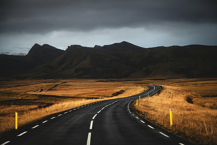 черная бетонная дорога возле коричневой травы под облачным небом, черный, бетонная дорога, коричневый, трава, облачно, небо, Исландия, Исландия, осень, дорога, природа, гора, пейзаж, шоссе, пейзажи, путешествия, на открытом воздухе, асфальт, без людей,облако - небо, путешествие, лето, сельская сцена, HD обои