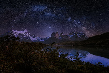 снежен връх, национален парк Torres del Paine, Патагония, езеро, природа, вода, сняг, продължителна експозиция, фотография, пейзаж, Млечен път, дървета, храсти, звездна нощ, галактика, отражение, космическо изкуство, Чили, планини, HD тапет HD wallpaper