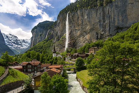 зелень, лес, небо, солнце, облака, деревья, горы, река, скалы, водопад, дома, Швейцария, Лаутербруннен, HD обои HD wallpaper