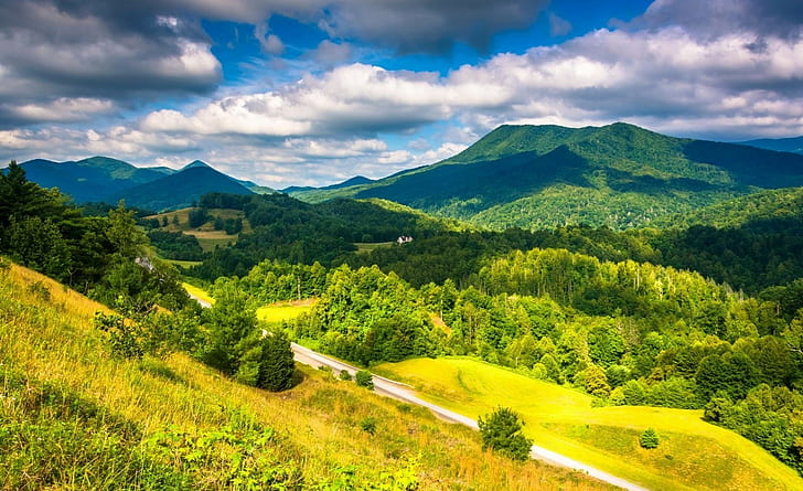 風景、丘、木、山、緑、空、雲、風景、道路写真を横切る木の山の風景写真、風景、丘、木、山、緑、空、雲、風景、 HDデスクトップの壁紙