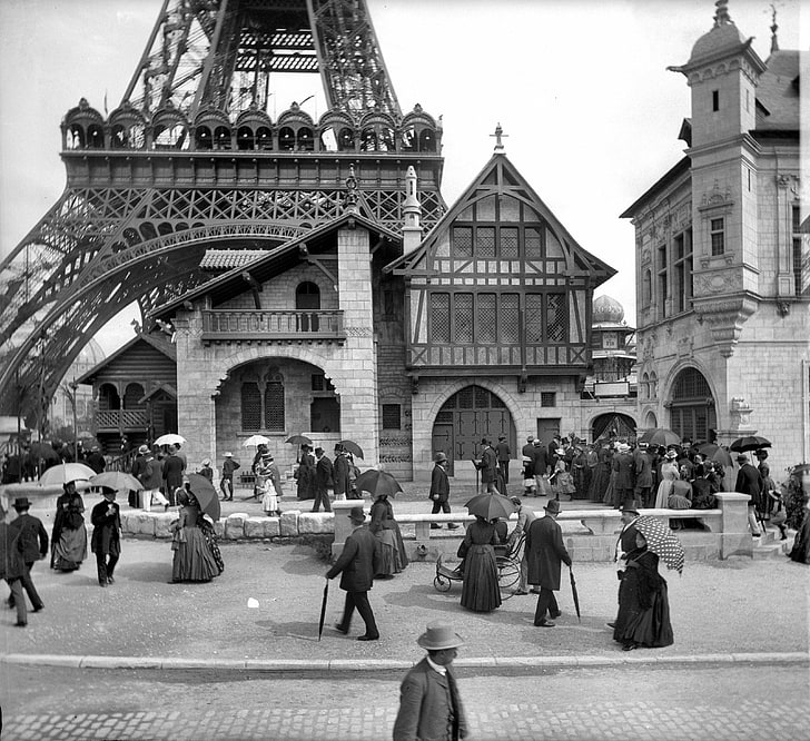 写真、モノクロ、古い写真、ビンテージ、エッフェル塔、パリ、フランス、古い建物、家、人々、群衆、歩行者、傘、1889年、博覧会、ビクトリア朝、映画の穀物、通り、 HDデスクトップの壁紙