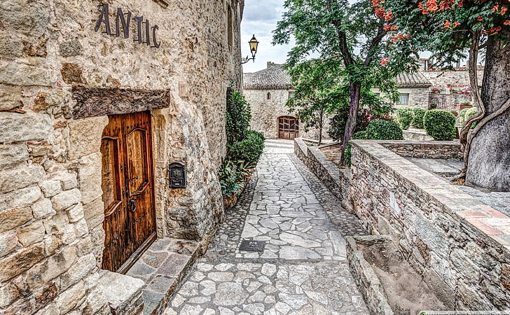 Średniowieczne miasto Pals Katalonia, brązowe drewniane drzwi panelowe, Europa, Hiszpania, Tapety HD