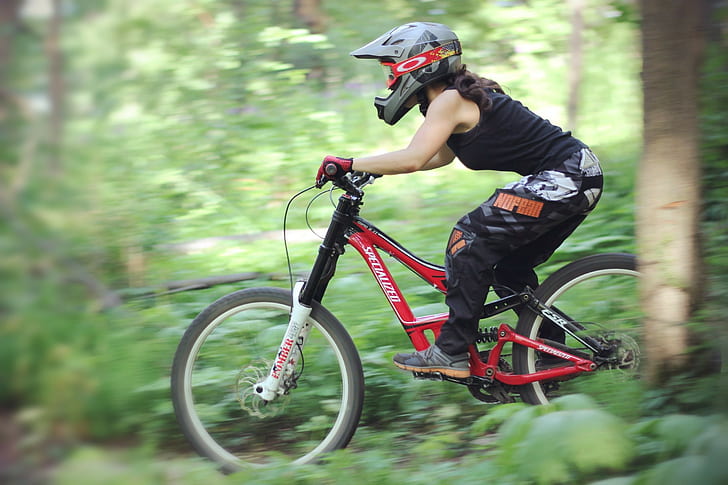 자전거 내리막 산악 자전거를 타는 여성, HD 배경 화면