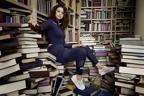 Cantanti, Selena Gomez, americana, libro, brunetta, biblioteca, scarpa, cantante, Sfondo HD HD wallpaper