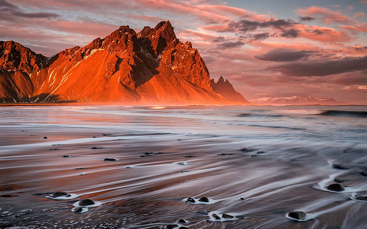 Costa do mar praia montanhas rochosas céu com nuvens vermelhas Stokksnes Vestrahorn Islândia papel de parede resolução Hd resolução, HD papel de parede