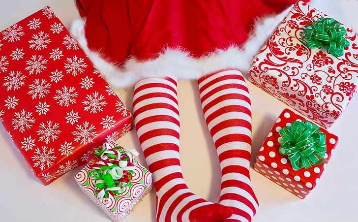 サンタのエルフの女の子、休日、クリスマス、女の子、足、サンタ、クリスマス、プレゼント、ギフト、休日、驚き、子、MerryChristmas、SantaDress、MerryXmas、 HDデスクトップの壁紙