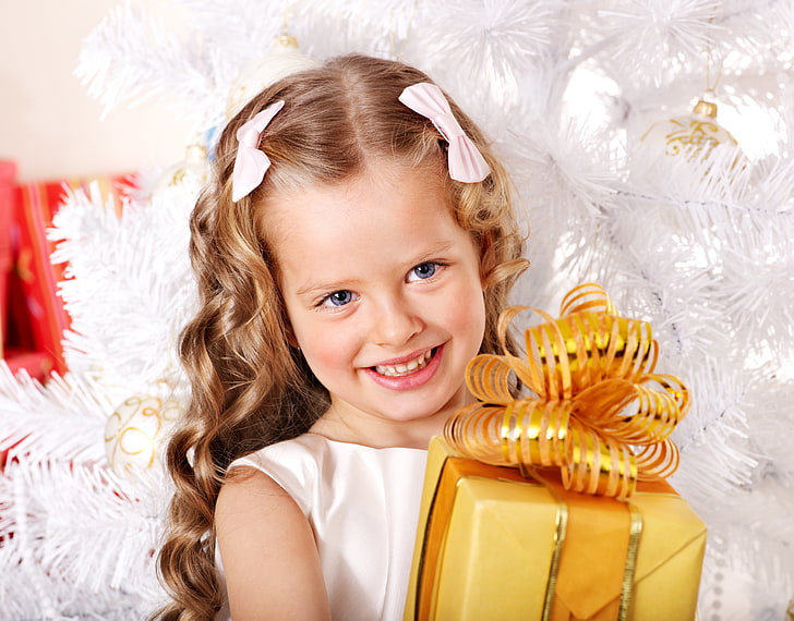 момиче бяла щипка за коса, деца, усмивка, подарък, дърво, дете, Нова година, Коледа, момиче, лъкове, къдрици, празници, HD тапет