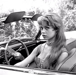 femmes, modèle, blonde, cheveux longs, Brigitte Bardot, actrice, vintage, photographie, monochrome, Cabrio, intérieur de voiture, volant, femmes en plein air, voiture, collier, regardant la visionneuse, vieilles photos, années 50, Fond d'écran HD HD wallpaper