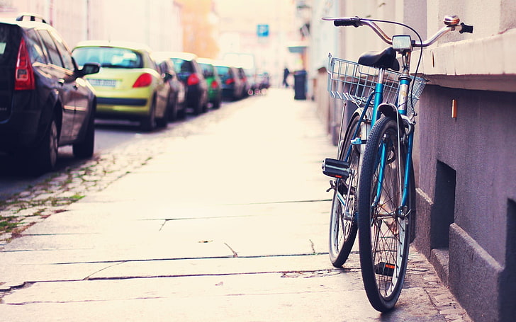 blue city bike, city, cityscape, building, bicycle, urban, car, street, vehicle, HD wallpaper