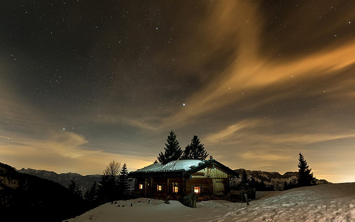 fotografia brązowej drewnianej chaty w lesie nocą, dom, niebo, śnieg, chata, zima, gwiazdy, Tapety HD