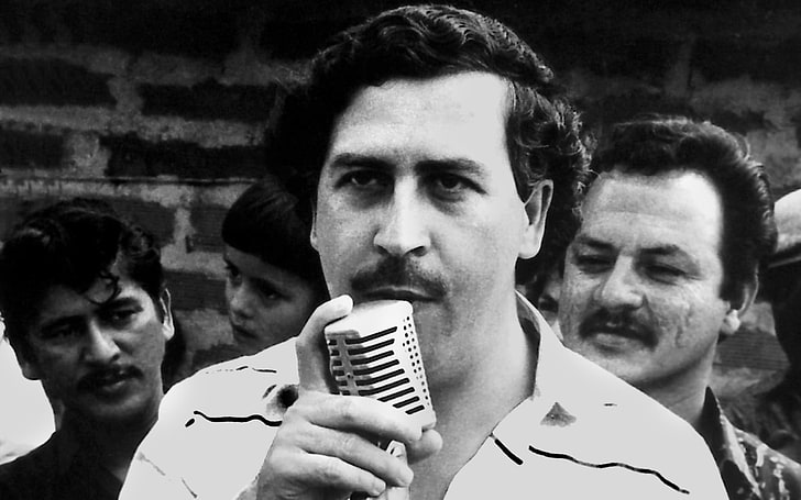 photo en niveaux de gris d'un homme tenant un microphone à condensateur, Pablo Escobar, Fond d'écran HD