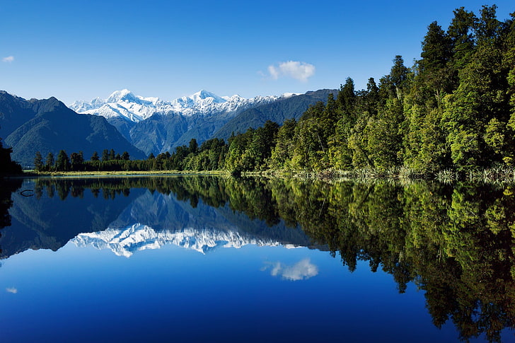pohon di samping badan air di bawah langit biru wallpaper, pemandangan, danau, alam, Danau Matheson, Selandia Baru, pegunungan, refleksi, air, hutan, pohon, Wallpaper HD