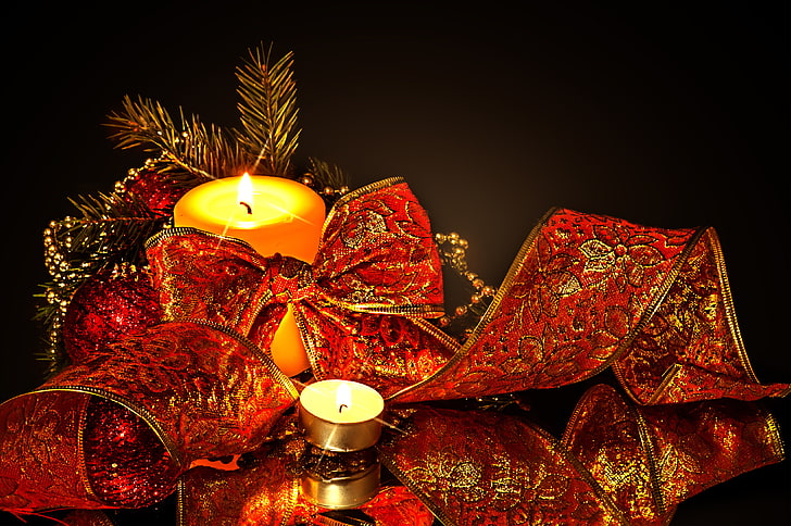 czerwona koronka i świeca bożonarodzeniowa Tapeta HD, igły, gałęzie, kule, świece, światła, taśma, łuk, ozdoby świąteczne, Tapety HD