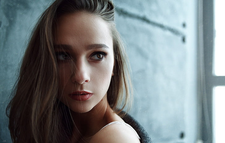 Kirill averyanov mujeres modelo castaño cara de pelo ondulado ojos marrones ojos fondo simple, Fondo de pantalla HD
