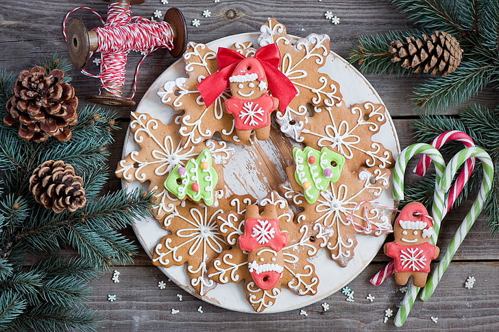 winter, snowflakes, branches, food, spruce, men, cookies, plate, candy, sweets, lollipops, tree, Christmas, bumps, figures, dessert, cakes, holidays, sweet, New Year, gingerbread, Anna Verdina, HD wallpaper