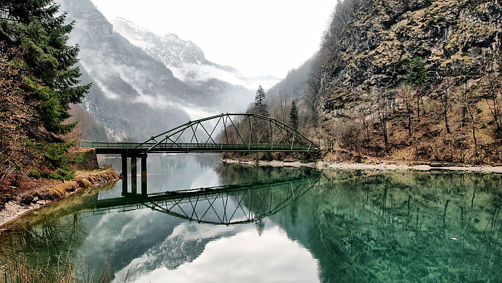 pont métallique gris, nature, paysage, eau, lac, arbres, reflet, pont, rocher, forêt, pic enneigé, brouillard, Fond d'écran HD