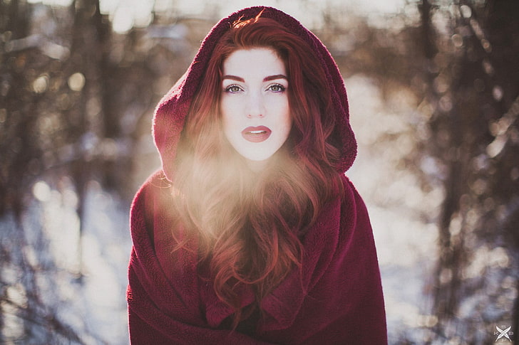 bordowa kurtka damska z kapturem, kobieta w czerwonej szacie, kobiety, modelka, patrząc na widza, czerwona szminka, drzewa, bokeh, ruda, czerwony płaszcz, kaptury, otwarte usta, Tapety HD