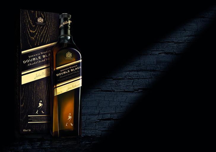 Doppelte schwarze Flasche mit Kasten, Flaschen, Alkohol, Whisky, Johnnie Walker, Kästen, Wand, Lichter, schwarzer Hintergrund, HD-Hintergrundbild