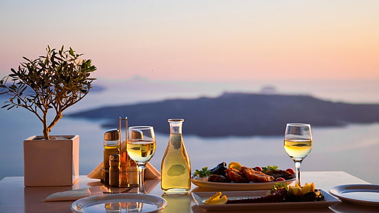 copas de vino en la mesa al aire libre, botellas, mesa, borrosa, mar, comida, vasos, pimentón (especias), platos, paisaje, Santorini, Fondo de pantalla HD HD wallpaper