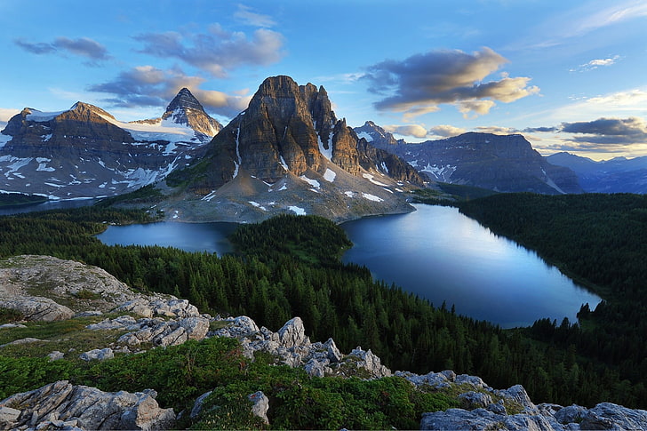montagnes brunes et grises peinture, forêt, montagnes, neige, eau, nuages, vert, bleu, matin, été, Colombie-Britannique, nature, paysage, lac, ciel, Fond d'écran HD