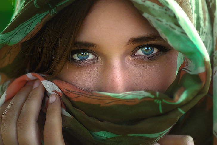 kobiety, brunetka, twarz, portret, szalik, niebieskie oczy, zbliżenie, zakrywająca twarz, oczy, Florian Pascual, Tapety HD