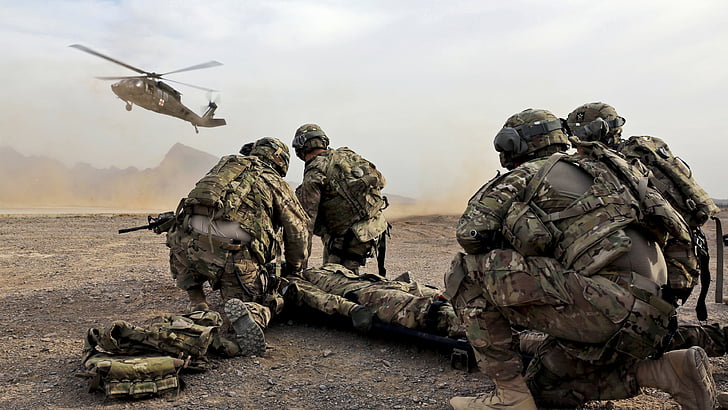 Военные солдаты несут тело к вертолету, солдат, спасательная миссия, вертолет, униформа, пустыня, HD обои