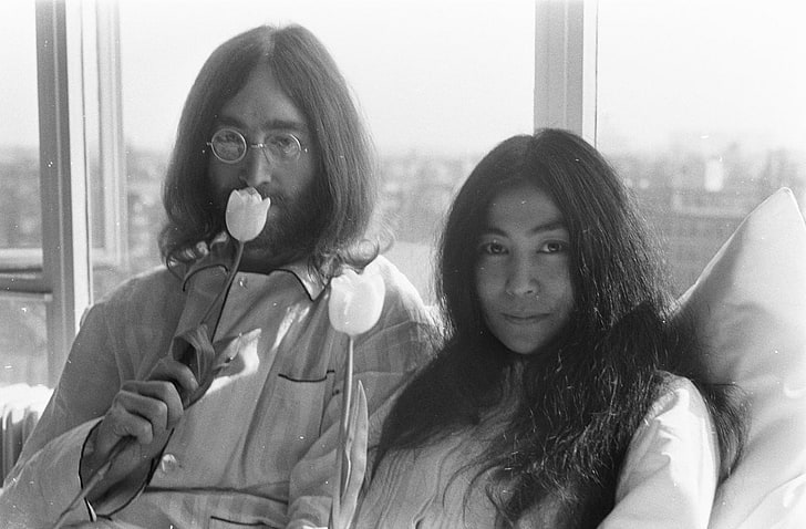 homens, mulheres, casal, músico, cantor, John Lennon, Yoko Ono, monocromático, óculos, Amsterdã, paz, cabelos longos, flores, tulipas, janela, lenda, manifestantes, hotel, quarto, Bed-in, HD papel de parede