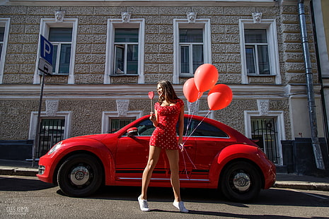wanita, Oleg Klimin, balon, bintik-bintik, wanita dengan mobil, gaun merah, sepatu kets, tersenyum, Volkswagen Beetle, rok mini, lollipop, brunette, wanita di luar ruangan, Wallpaper HD HD wallpaper