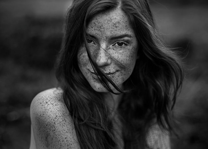 women, monochrome, windy, face, freckles, hair in face, smiling, HD wallpaper