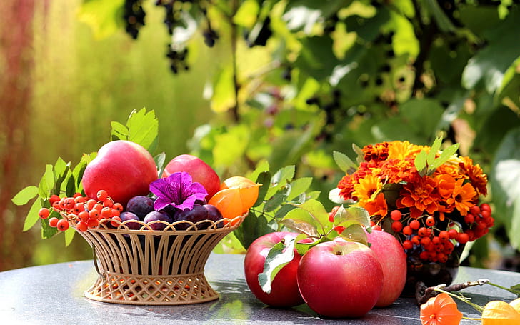 Sobre la mesa, frutas, manzanas, ciruelas, flores, hojas, naturaleza muerta, Tabla, Fruta, Manzanas, Ciruelas, Flores, Hojas, Naturaleza muerta, Fondo de pantalla HD