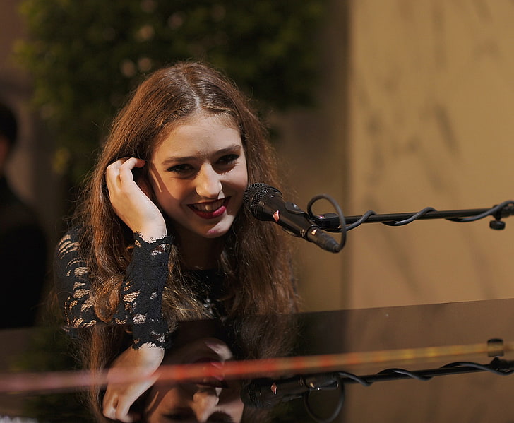 black microphone, birdy, singer, face, smile, piano, HD wallpaper