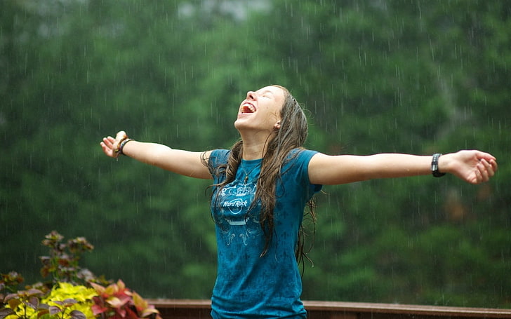 niebiesko-biała koszulka damska z okrągłym dekoltem z nadrukiem, dziewczęca, koszule, deszcz, Tapety HD