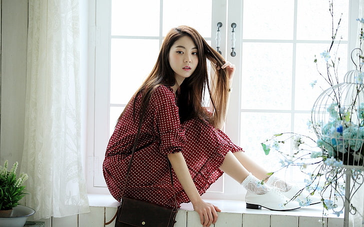 Chae Eun, Frauen, Brünette, Asiatin, Kleid, rotes Kleid, langes Haar, Fenster, Fensterbrett, HD-Hintergrundbild