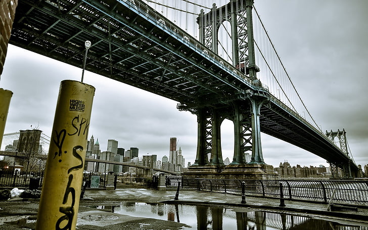серый мост под облачным небом, Манхэттенский мост, мост, Манхэттен, Нью-Йорк, США, архитектура, город, городской пейзаж, граффити, вода, отражение, HD обои