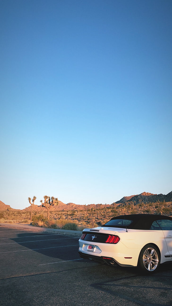 convertible convertible putih dan hitam, ford mustang, mobil, gurun, bumper belakang, perjalanan, Wallpaper HD, wallpaper seluler