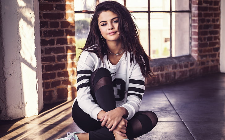 Selena Gomez, femme, brune, Selena Gomez, cheveux longs, leggings, célébrité, collier, par terre, jambes croisées, Fond d'écran HD