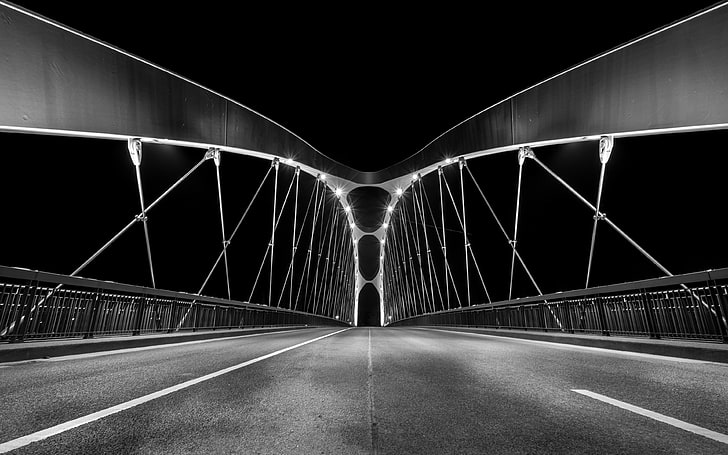 photo en niveaux de gris de pont, pont, monochrome, architecture, nuit, route, noir, gris, asphalte, Fond d'écran HD