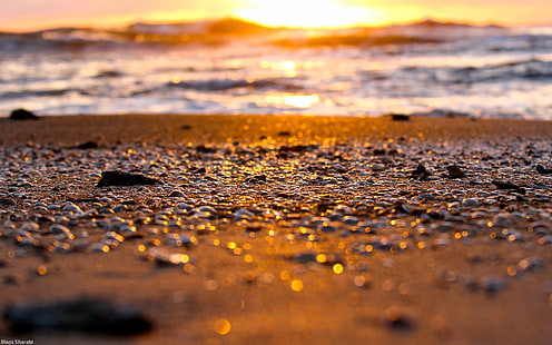 разноцветная галька, фотография наклона коричневого песка у берега моря, пляж, море, природа, глубина резкости, камни, песок, галька, боке, солнечный свет, закат, HD обои HD wallpaper
