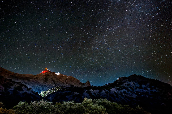 low angle photography of stars, mountains and green leafy trees, low angle, photography, mountains, green, leafy, trees, Nikon  D90, Nikkor, 70mm, Mallorca, Majorca, Stars, Estrellas, id, alpha, clear, night, star - Space, galaxy, astronomy, milky Way, mountain, constellation, nature, snow, landscape, sky, nebula, mountain Peak, HD wallpaper