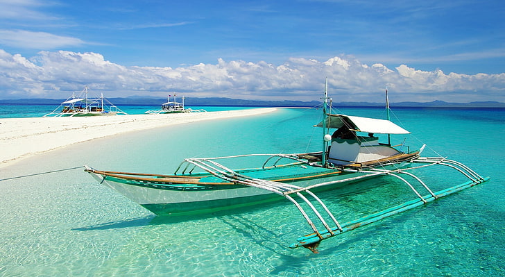 قارب على الشاطئ الاستوائي مع الرمال البيضاء ، قارب خشبي أبيض ورمادي ، طبيعة ، شاطئ، خلفية HD