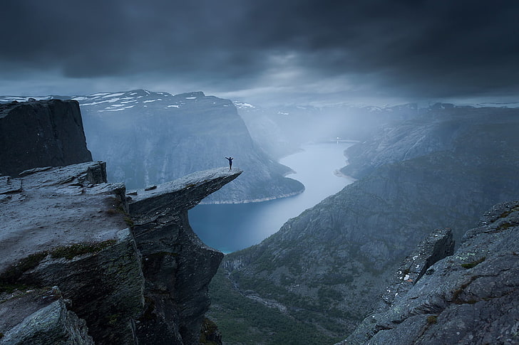 серая скала иллюстрация, природа, пейзаж, горы, облака, кароль ниенартович, норвегия, долина, река, скала, тролльтунга, туман, HD обои