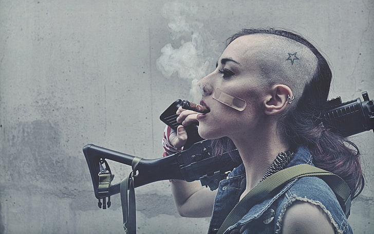 rifle negro, guerra, humo, arma, cigarros, Sig SG 552, Tank Girl, afeitado lateral, mujeres, corte lateral, curita, Fondo de pantalla HD